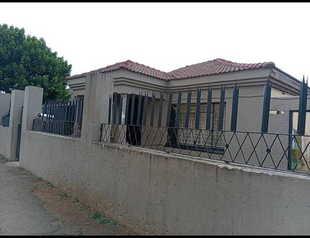 11 BEDROOM HOUSE FOR SALE IN KENILWORTH